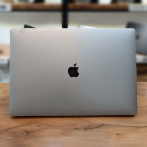 مک بوک پرو i7 16/256 سایز 15 اینچ مدل 2019 خاکستری کارکرده درحد نو