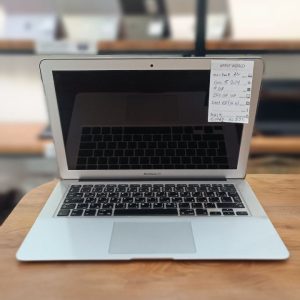 مک بوک ایر i5 4/256 مدل 2014 سایز 13 اینچ نقره ای کارکرده