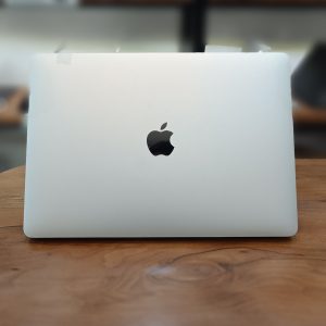 مک بوک پرو i7 32/1TB مدل 2020 سایز 13 اینچ رنگ نقره ای کارکرده