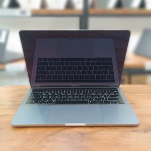 مک بوک پرو i7 16/512 مدل 2018 سایز 13 اینچ با تاچ بار کارکرده