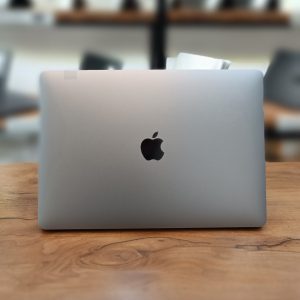 مک بوک پرو i7 16/512 مدل 2018 سایز 13 اینچ با تاچ بار کارکرده